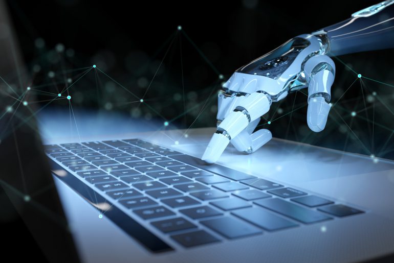 Titelbild zum Artikel über einen Kurs zum Maschinenlernen: Die Hand eines Roboters auf einer Tastatur