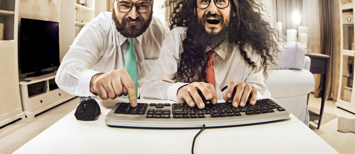 Zwei Softwareentwickler an der Tastatur. In einem Softwareentwicklungsprojekt